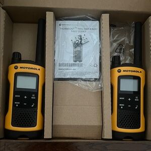 Motorola T402 walkie talkie barely used (2-pack)